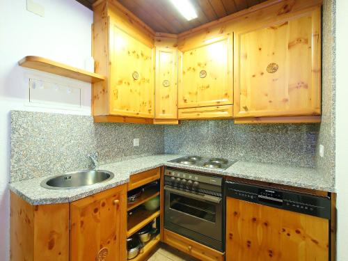 Kitchen o kitchenette sa Apartment Residenza Chesa Margun 15-6 by Interhome