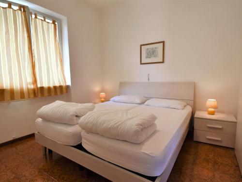 ein Schlafzimmer mit einem großen weißen Bett mit zwei Kissen in der Unterkunft Holiday Home Villa Laura by Interhome in Vesta