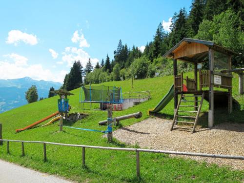 un parque infantil en una colina con un equipo de juegos en Apartment Gasthof Almluft-4 by Interhome, en Stummerberg