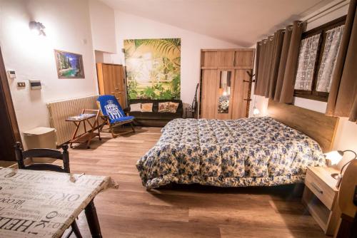 una camera con letto, tavolo e sedia di casa villa a Gorizia