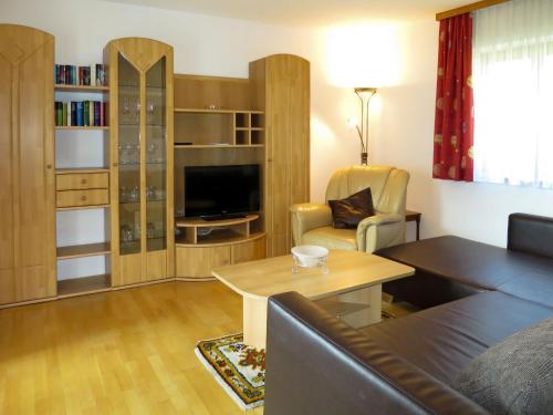 salon z kanapą i stołem w obiekcie Apartment Neurauter-1 by Interhome w mieście Fügen