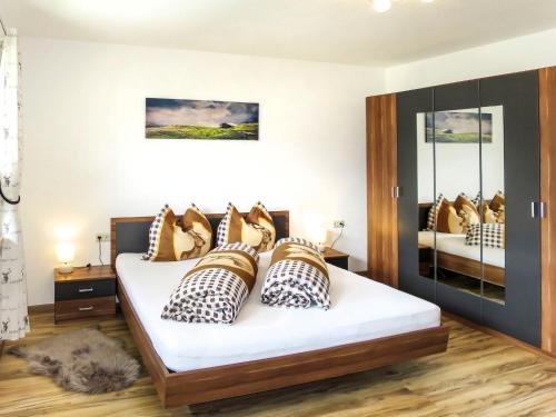 una camera da letto con un letto con cuscini bianchi e neri di Apartment Hannah Lena by Interhome a Wiesing