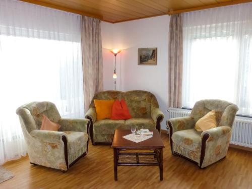 DittishausenにあるHoliday Home Bilharz by Interhomeのリビングルーム(椅子2脚、テーブル付)
