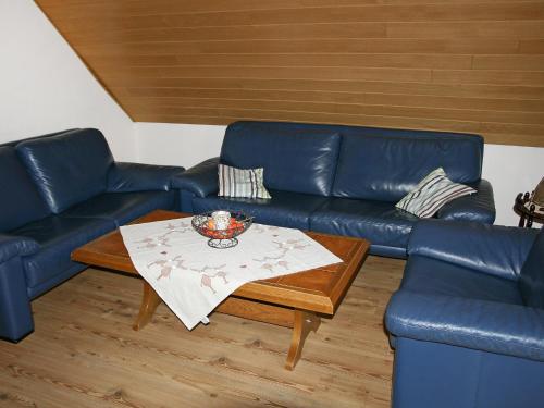Een zitgedeelte bij Apartment Ferienhof Kuhberg-1 by Interhome