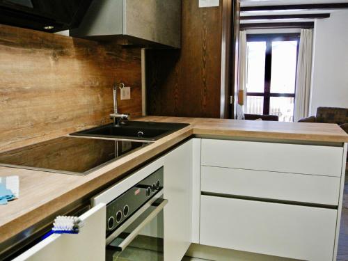 ズルレイにあるApartment Residenza Chesa Margun 14-7 by Interhomeの白いキャビネットとシンク付きのキッチン