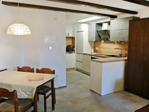 ズルレイにあるApartment Residenza Chesa Margun 14-7 by Interhomeのキッチン、ダイニングルーム(テーブル、椅子付)