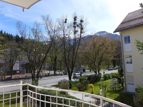 un balcón de una casa con vistas a la calle en Apartment Salzburger Strasse by Interhome, en Bad Reichenhall