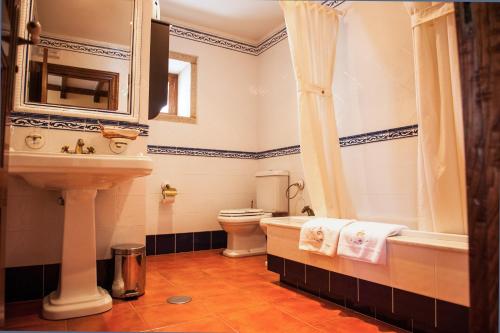 łazienka z wanną, toaletą i umywalką w obiekcie Casa da Roisa w mieście Rois