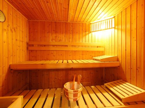 uma sauna de madeira com um balde em Villa Perla by Interhome em Balatonszabadi Fürdőtelep