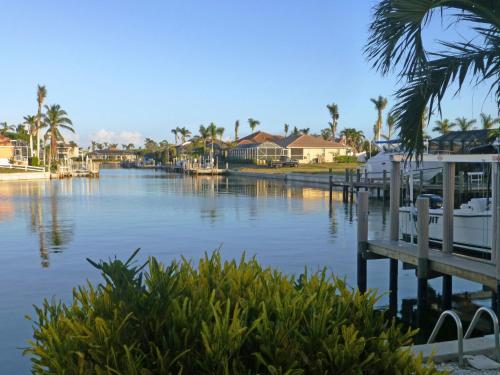 vistas a un río con casas y un muelle en Villa Marco Island, en Marco Island