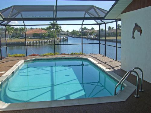 una piscina con vistas a un cuerpo de agua en Villa Marco Island by Interhome, en Marco Island