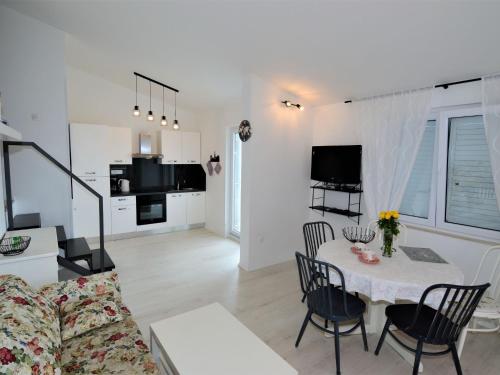Televízia a/alebo spoločenská miestnosť v ubytovaní Apartment Mirela-2 by Interhome