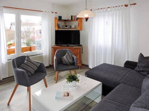 ein Wohnzimmer mit einem Sofa und einem Tisch in der Unterkunft Holiday Home Drachenfels by Interhome in Dittishausen