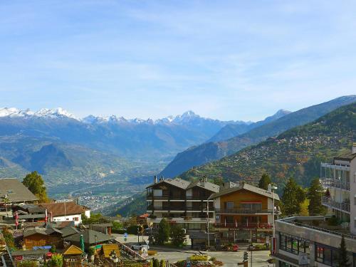 Blick auf eine Stadt mit Bergen im Hintergrund in der Unterkunft Apartment Les Platanes E3 by Interhome in Nendaz