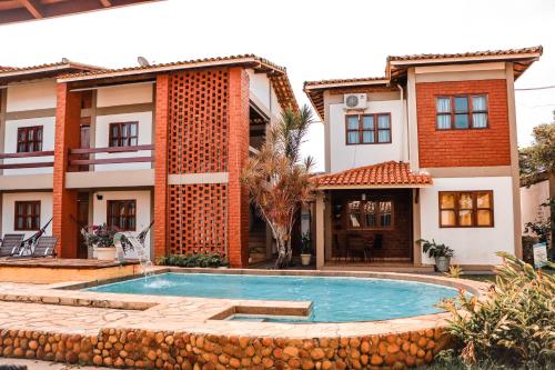 - une piscine en face d'une maison dans l'établissement Pousada Porto Paraiso, à Porto Seguro