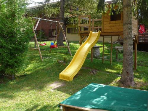 Zona de juegos infantil en Apartment Diana by Interhome