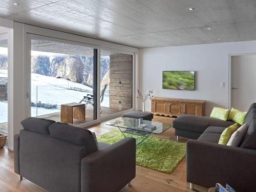 Ruang duduk di Apartment Sera Lodge- Wohnung Brunegghorn by Interhome