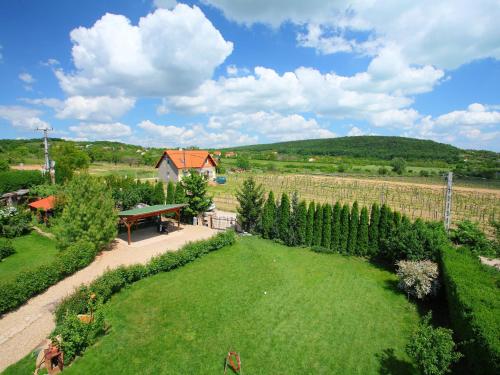 eine Luftansicht auf einen Garten und ein Haus in der Unterkunft Apartment Rosa by Interhome in Felsőörs