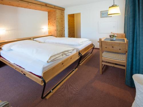 Un pat sau paturi într-o cameră la Apartment Guardaval - Utoring-6 by Interhome
