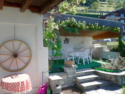 eine Terrasse mit einem Tisch und Stühlen im Hof in der Unterkunft Chalet Chalet Christina by Interhome in Merligen