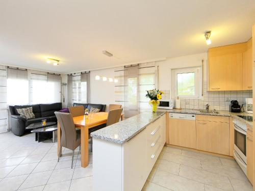 eine Küche und ein Wohnzimmer mit einem Tisch und einem Sofa in der Unterkunft Apartment Sonnhalde B by Interhome in Zermatt