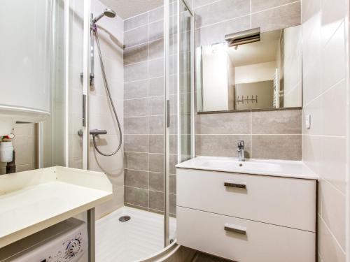 une salle de bain avec un lavabo et une douche dans l'établissement Apartment Les Rivages de Rochelongue-4 by Interhome, au Cap d'Agde