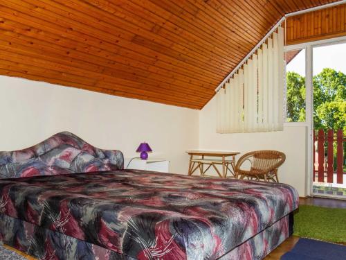 ein Schlafzimmer mit einem Bett, einem Sofa und einem Tisch in der Unterkunft Holiday Home Brasse by Interhome in Balatonkeresztúr