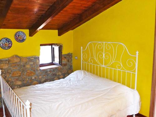 チェントラにあるHoliday Home '200 Tower by Interhomeの黄色い壁のベッドルーム1室(白いベッド1台付)