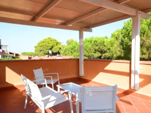 een patio met 2 stoelen en een tafel op een dak bij Apartment Capo d'Arco-3 by Interhome in Capo D'Arco