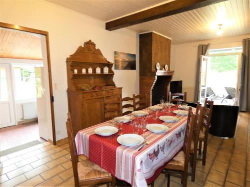 une table à manger avec un tissu de table rouge et blanc dans l'établissement Holiday Home Campagne by Interhome, à Mimizan