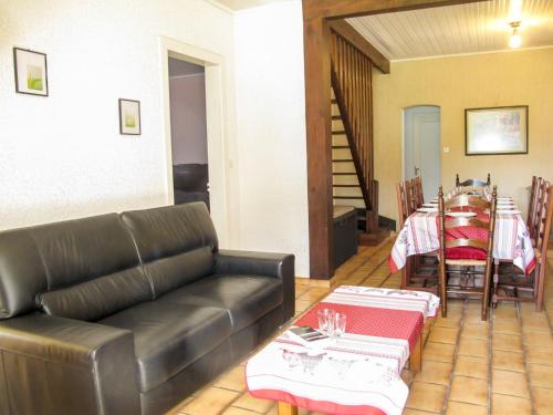 un salon avec un canapé en cuir et une table dans l'établissement Holiday Home Campagne by Interhome, à Mimizan