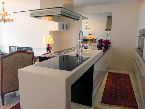 eine Küche mit einer Spüle und einer Arbeitsplatte in der Unterkunft Apartment Haute-Rive by Interhome in Montreux