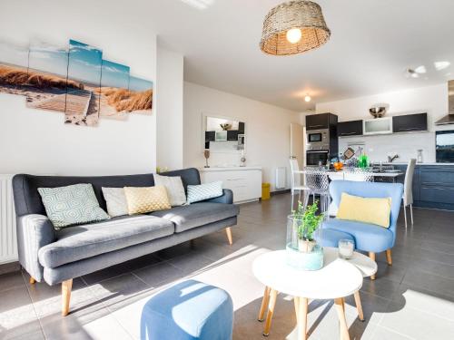 Port-HaliguenにあるApartment Le Domaine de Fort Neuf by Interhomeのソファとテーブルのあるリビングルーム