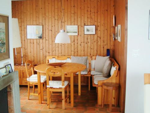 uma sala de jantar com uma mesa e cadeiras e um sofá em Holiday Home Noisette by Interhome em Chardonne