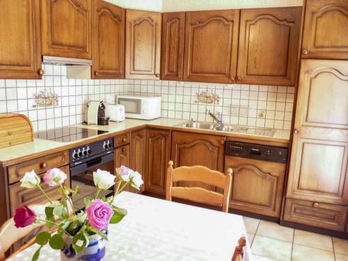 Η κουζίνα ή μικρή κουζίνα στο Apartment Roc Lyv by Interhome
