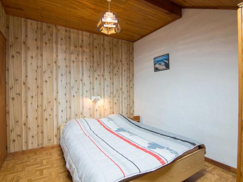 Ce lit se trouve dans un dortoir doté de murs lambrissés. dans l'établissement Holiday Home Sicard-9 by Interhome, à Mimizan-Plage