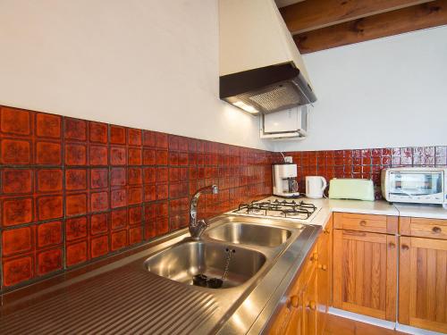 Η κουζίνα ή μικρή κουζίνα στο Holiday Home Sicard-9 by Interhome