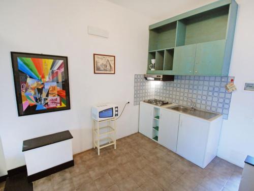 cocina con fregadero y encimera en Apartment Villa Isotta-1 by Interhome, en Rosolina Mare