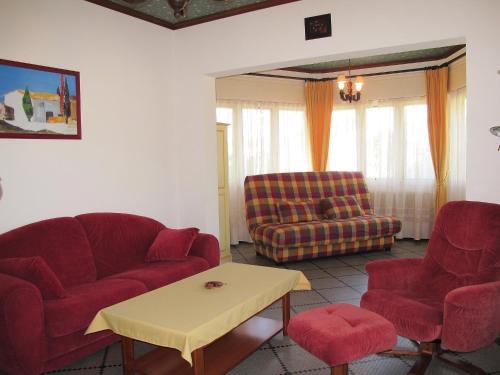 ミミザン・プラージュにあるHoliday Home Tourterelles by Interhomeのリビングルーム(赤い椅子、ソファ付)