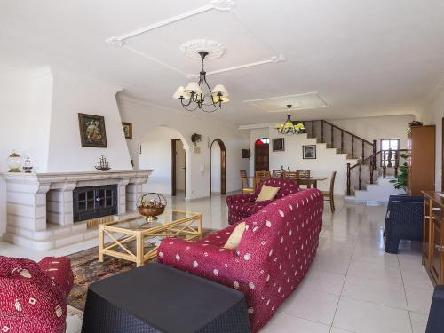 Una sala de estar con dos sofás y una chimenea. en Villa Villa Quinta do Sol by Interhome, en Armação de Pêra