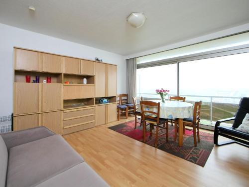 een woonkamer met een tafel en een eetkamer bij Apartment Residentie Astrid-8 by Interhome in Bredene