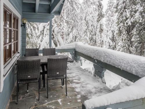 ルカにあるHoliday Home Uolevintie 39b by Interhomeの雪に覆われたポーチのテーブルと椅子