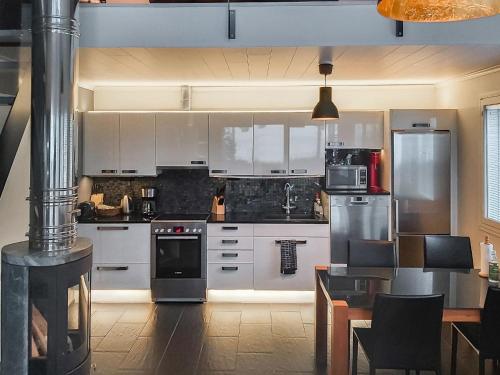 Kuchyň nebo kuchyňský kout v ubytování Holiday Home Tyrsky by Interhome
