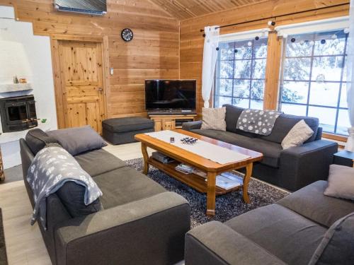 ein Wohnzimmer mit Sofas und einem Couchtisch in der Unterkunft Holiday Home Huvihovi by Interhome in Ruka