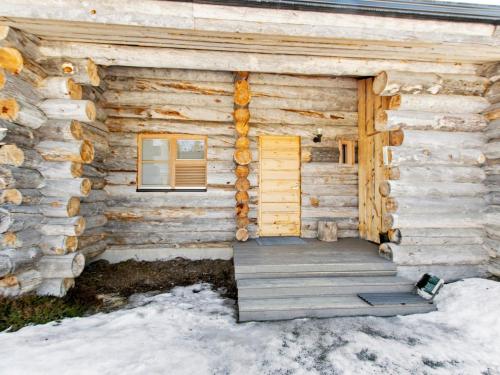ルカにあるHoliday Home Otsontupa 2 by Interhomeの雪中の戸付き木造キャビン