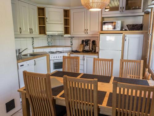 Køkken eller tekøkken på Holiday Home Alppitähti by Interhome