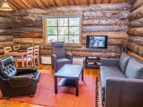 ein Wohnzimmer mit Sofa, Stühlen und einem Tisch in der Unterkunft Holiday Home Pajuruka 2 a 1 by Interhome in Ruka