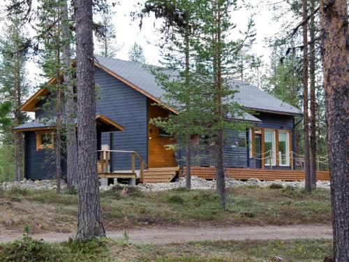 KyröにあるHoliday Home Villa biegga by Interhomeの木々の木々が茂るログキャビン