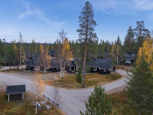 une vue aérienne d'une maison dans les bois dans l'établissement Holiday Home Lomaylläs b19 - palovaarankaarre 2 b by Interhome, à Ylläsjärvi