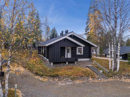 ユッラスヤルヴィにあるHoliday Home Lomaylläs b19 - palovaarankaarre 2 b by Interhomeの木々の小さな黒い家